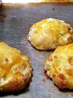 A picture of Red Lobster Cheddar Biscuits.