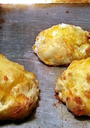 A picture of Red Lobster Cheddar Biscuits.