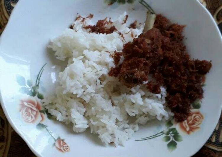 Ayam goreng dan serundeng kelapa