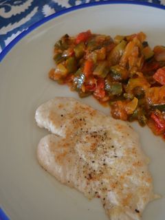 Una foto de Pollo a la plancha con pisto