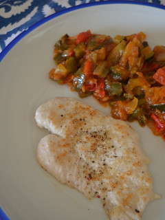 Una foto de Pollo a la plancha con pisto