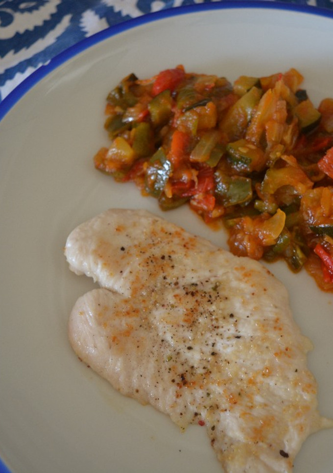 Una foto de Pollo a la plancha con pisto
