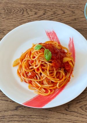 A picture of One plate quick lunch idea💡Tomato garlic pasta 🍅🧄🌿.