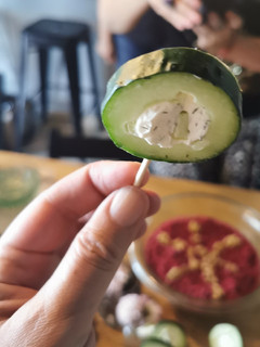 Una foto de Paletas de pepino y queso de cabra