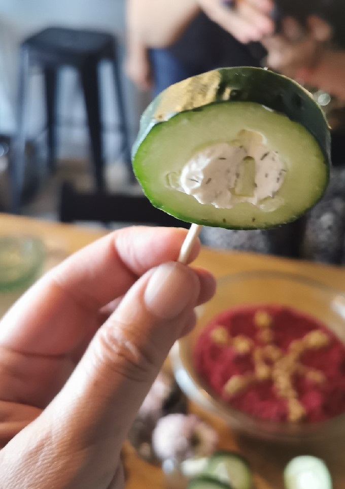 Una foto de Paletas de pepino y queso de cabra