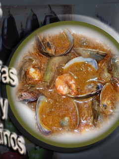 Una foto de Almejas con alcachofas y langostinos