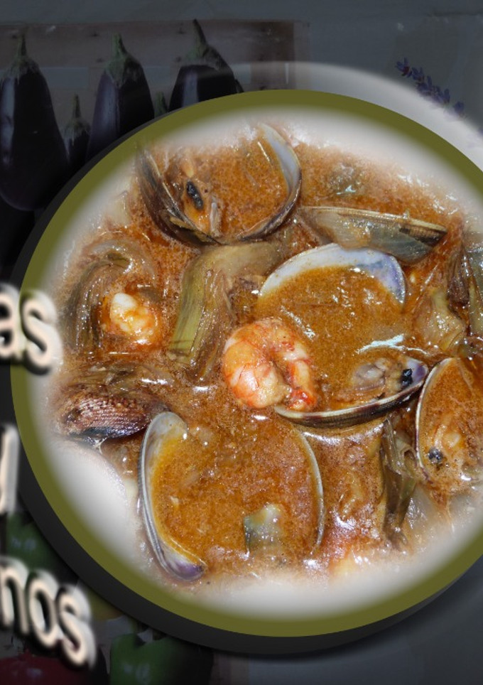 Una foto de Almejas con alcachofas y langostinos