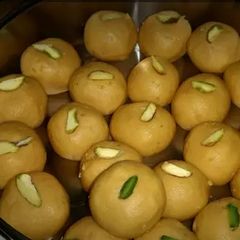A picture of Besan dry fruits ladoo.