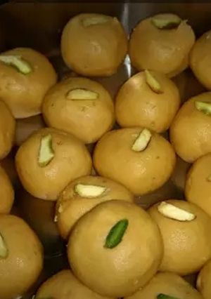 A picture of Besan dry fruits ladoo.