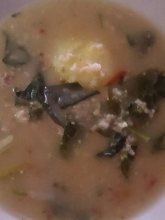 Una foto de Sopa de trigo con carne de cordero y espinaca