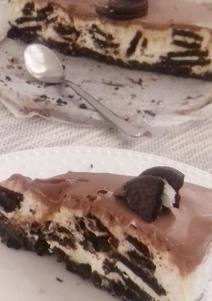 Zdjęcie przepisu Sernik z ciasteczkami Oreo.