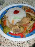 Alas de pollo salteadas con verduras..