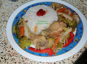Una foto de Alas de pollo salteadas con verduras..
