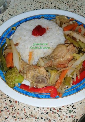 Una foto de Alas de pollo salteadas con verduras..