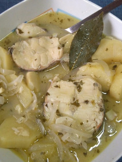 Una foto de 🍵 Sopa de Cebolla y Merluza