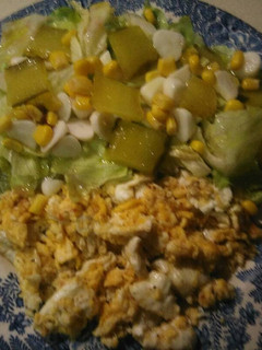 Una foto de Huevos revueltos creppe queso, ensalada