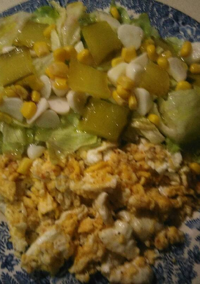 Una foto de Huevos revueltos creppe queso, ensalada