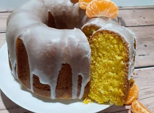 Una foto de Budín de mandarina con glasé de limón