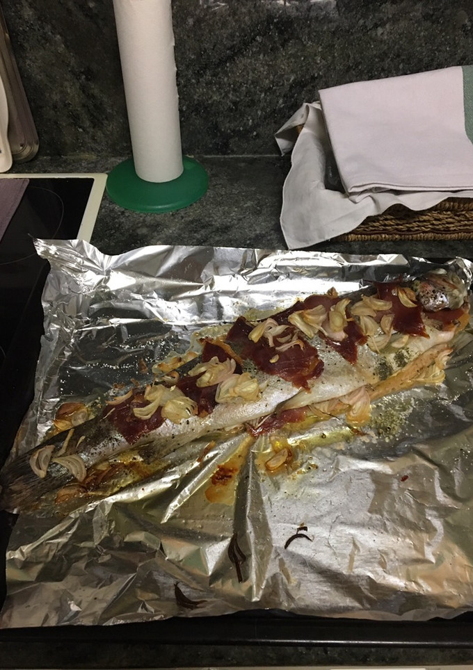 Una foto de Trucha al horno con chalotas y jamón