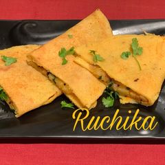 A picture of Aloo stuffed moong cheela.