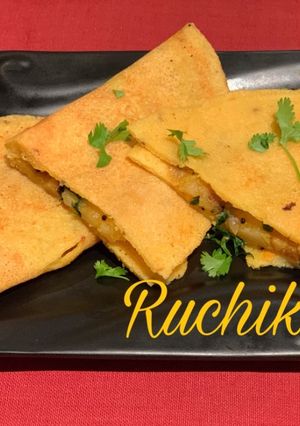 A picture of Aloo stuffed moong cheela.