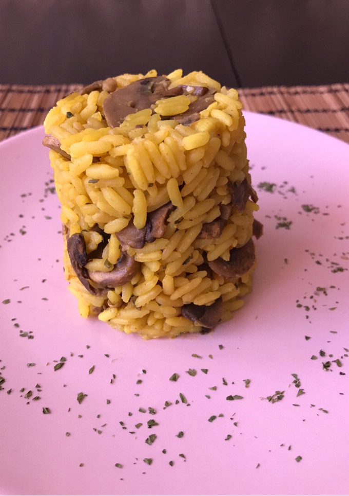 Una foto de Arroz al curry con champiñones 🍚🍄