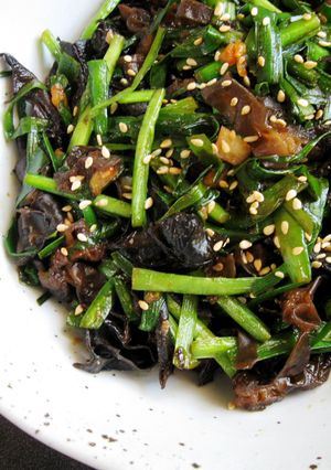 A picture of Garlic Chives & Black Fungus.