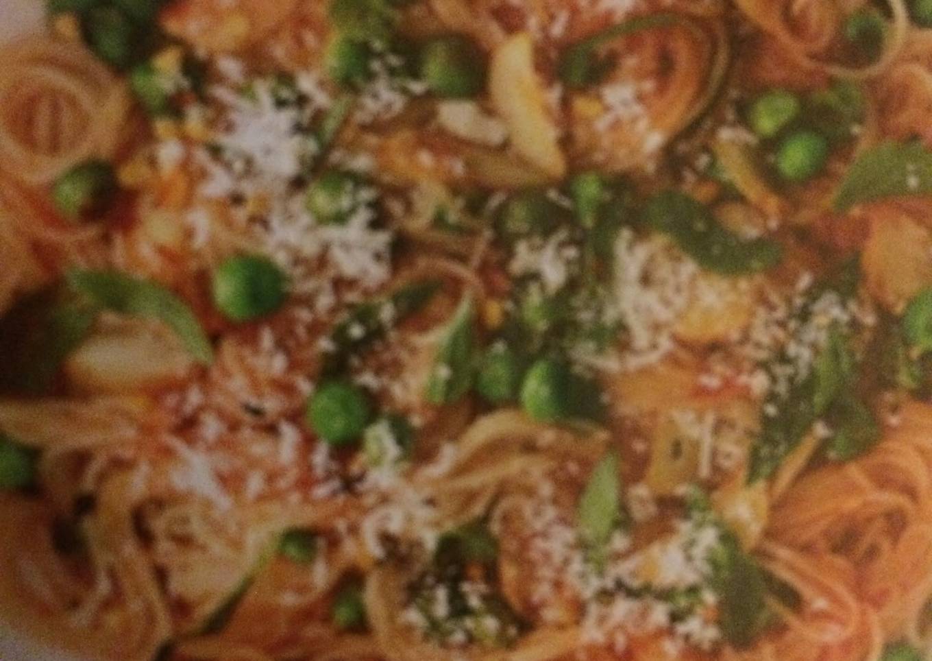 Pasta with garlic and tomato peas