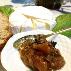 A picture of Jonathan Apple and Spicy Banana Chutney.