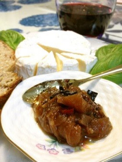 A picture of Jonathan Apple and Spicy Banana Chutney.