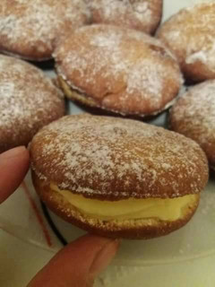 Una foto de Bollitos rellenos de crema pastelera😘😘