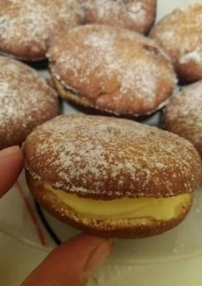 Una foto de Bollitos rellenos de crema pastelera😘😘