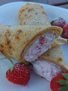 Cukormentes teljes kiőrlésű palacsinta epres túrókrémmel recept fotója