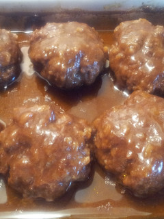 A picture of Salisbury steak.