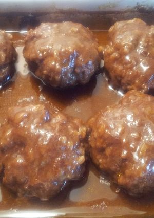 A picture of Salisbury steak.