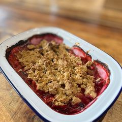 A picture of Rhubarb, apple and berries oat crumble @kana’s birthday 🥳.