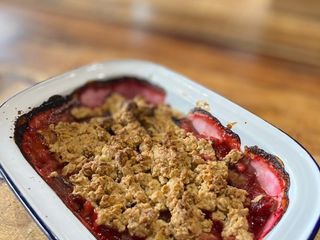 Rhubarb, apple and berries oat crumble @kana’s birthday 🥳