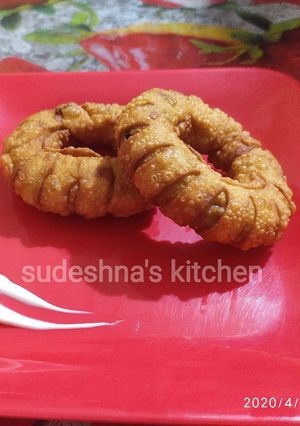 A picture of Chicken Ring Samosa.