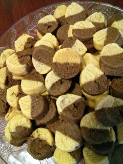 A picture of Two tone peanut butter cookies.