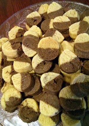 A picture of Two tone peanut butter cookies.