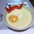 Crema de cebolla con pan de queso, jamón y huevo poché.Thermomix