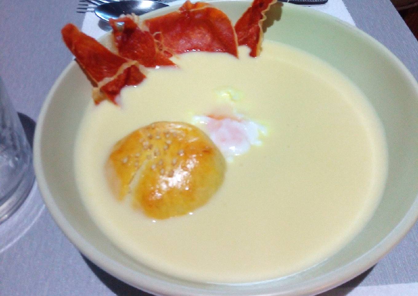 Crema de cebolla con pan de queso, jamón y huevo poché.Thermomix