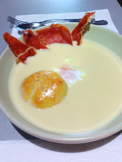 Una foto de Crema de cebolla con pan de queso, jamón y huevo poché.Thermomix