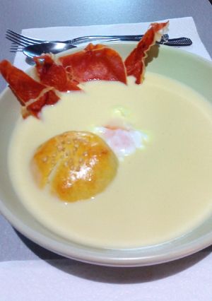 Una foto de Crema de cebolla con pan de queso, jamón y huevo poché.Thermomix