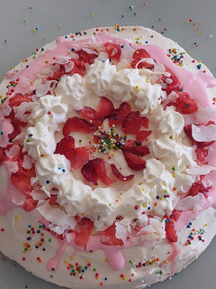Una foto de Torta Helada de Merengue frutilla