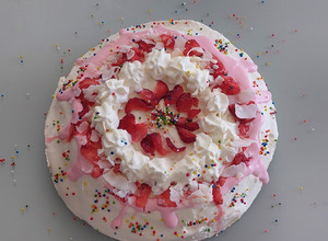 Una foto de Torta Helada de Merengue frutilla