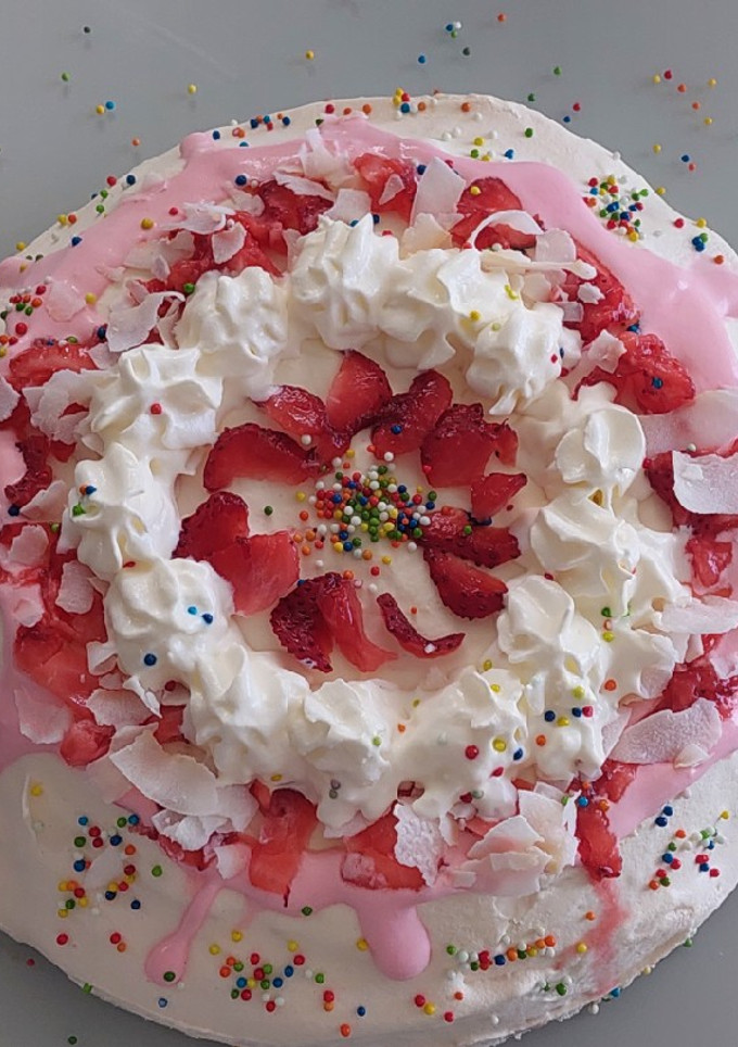 Una foto de Torta Helada de Merengue frutilla