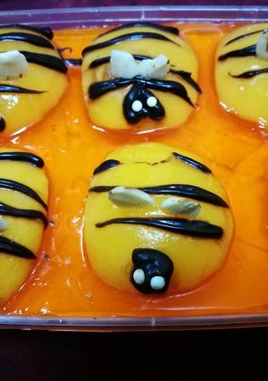 A picture of Honey Bee Orange Jello dessert.