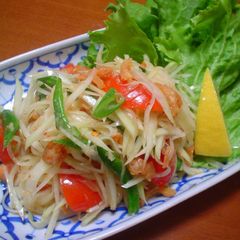 A picture of Som Tum (Thai Green Papaya Salad).