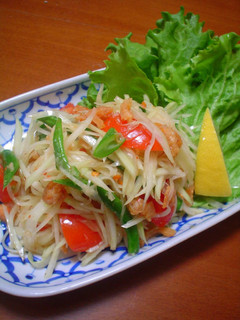 A picture of Som Tum (Thai Green Papaya Salad).